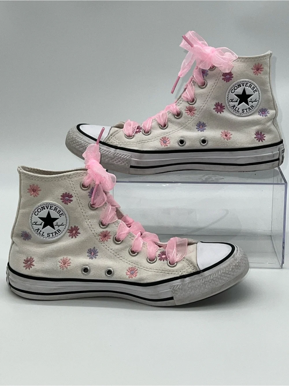 Converse All Star Chuck Taylor Hi Tops Embroidered Daisy Flowers Thruout-Size 4